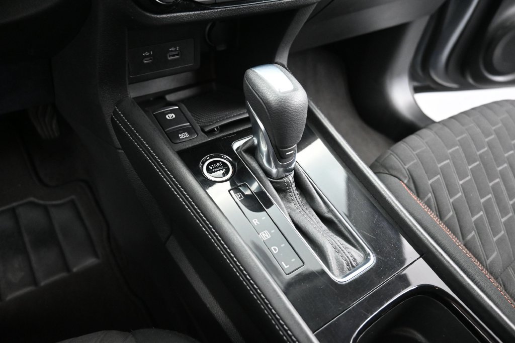 Used 2022 Nissan Kicks SR w/ Interior Electronics Package FWD image 6