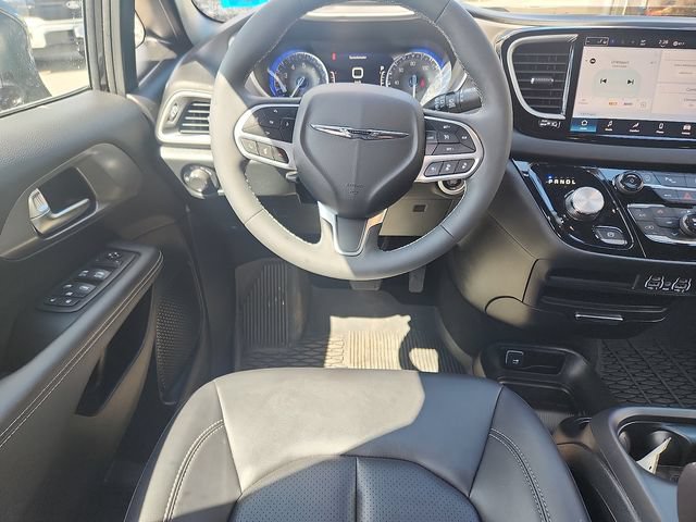 Used 2025 Chrysler Voyager LX FWD image 9