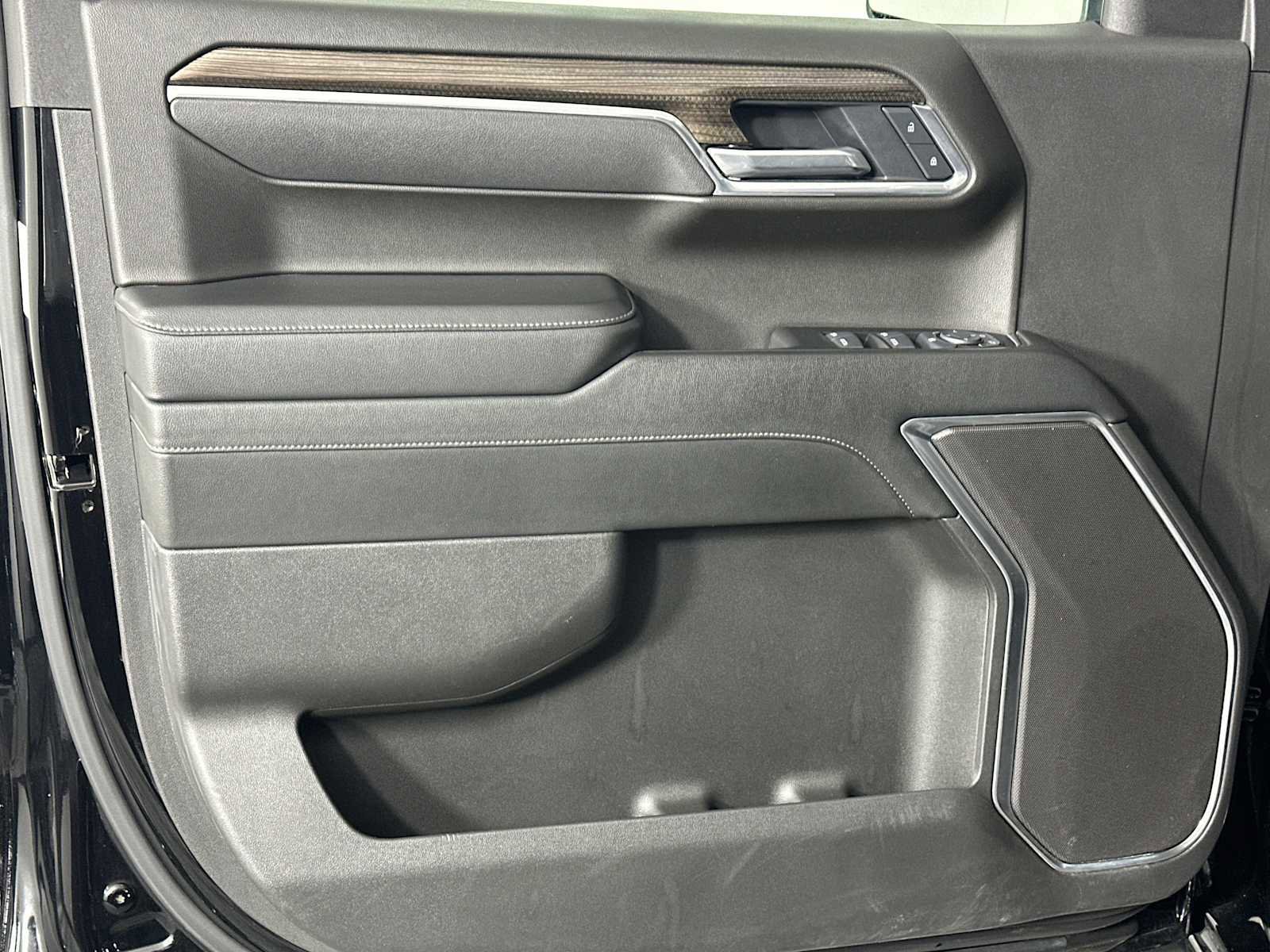 Used 2025 Chevrolet Silverado 1500 LT image 9