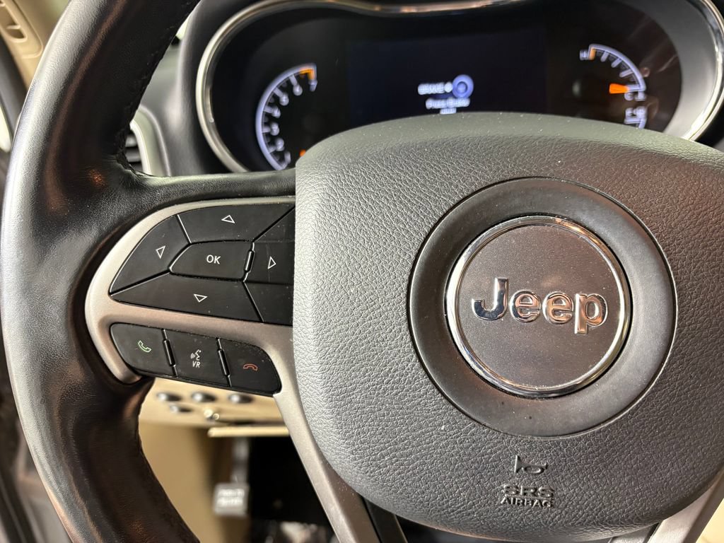 Used 2019 Jeep Grand Cherokee Laredo AWD/4WD image 24