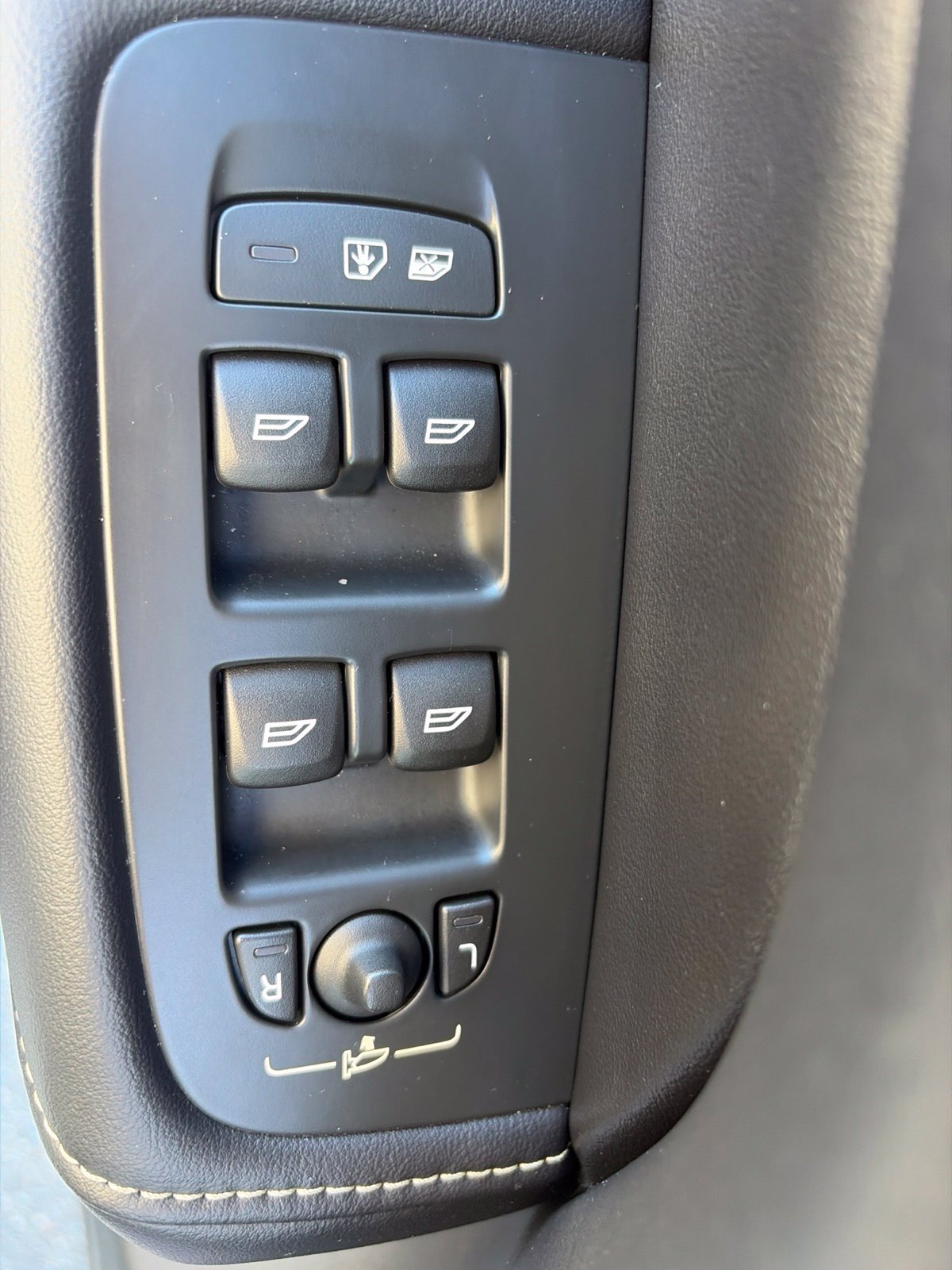 Used 2019 Volvo XC60 T6 R-Design w/ Protection Package Premier AWD/4WD image 24