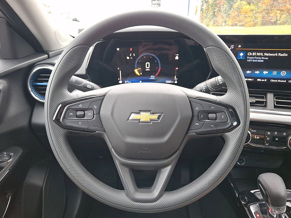 Used 2025 Chevrolet Trax LT FWD image 16
