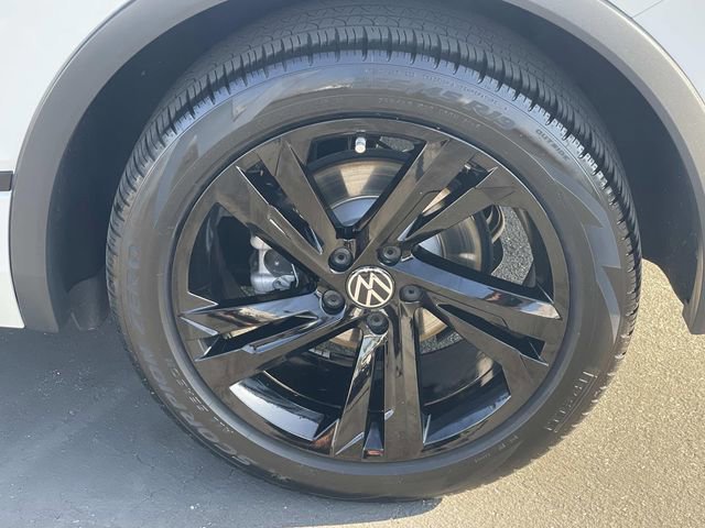 Used 2023 Volkswagen Tiguan SE R-Line image 38