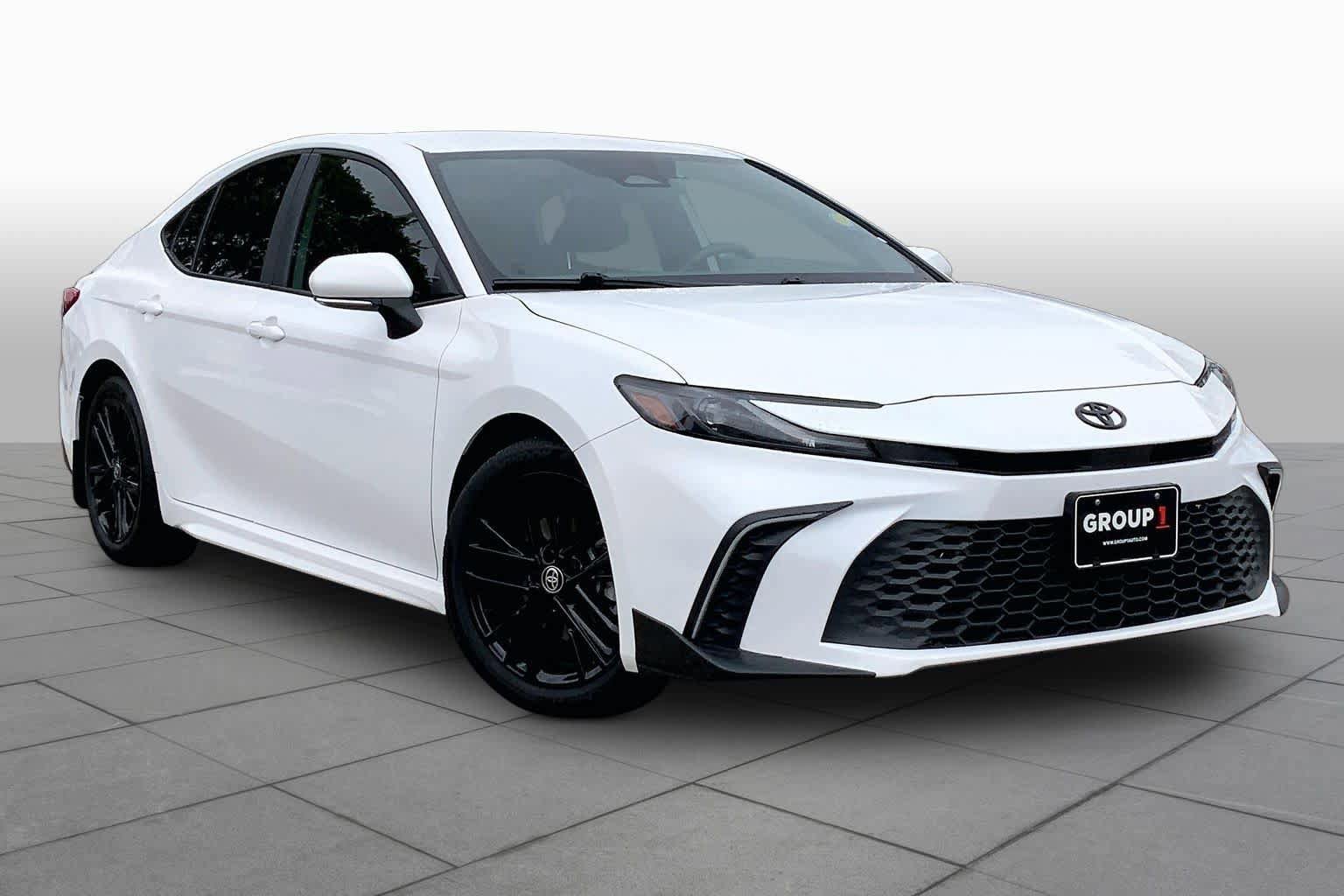 Used 2025 Toyota Camry SE w/ Convenience Package FWD image 3
