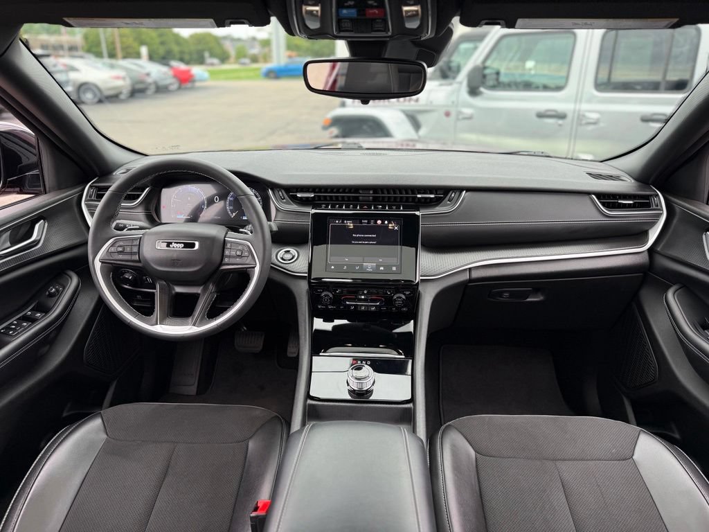 Used 2023 Jeep Grand Cherokee Altitude AWD/4WD image 2