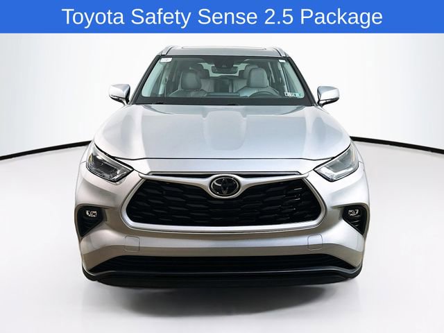 Used 2024 Toyota Highlander XLE FWD image 2