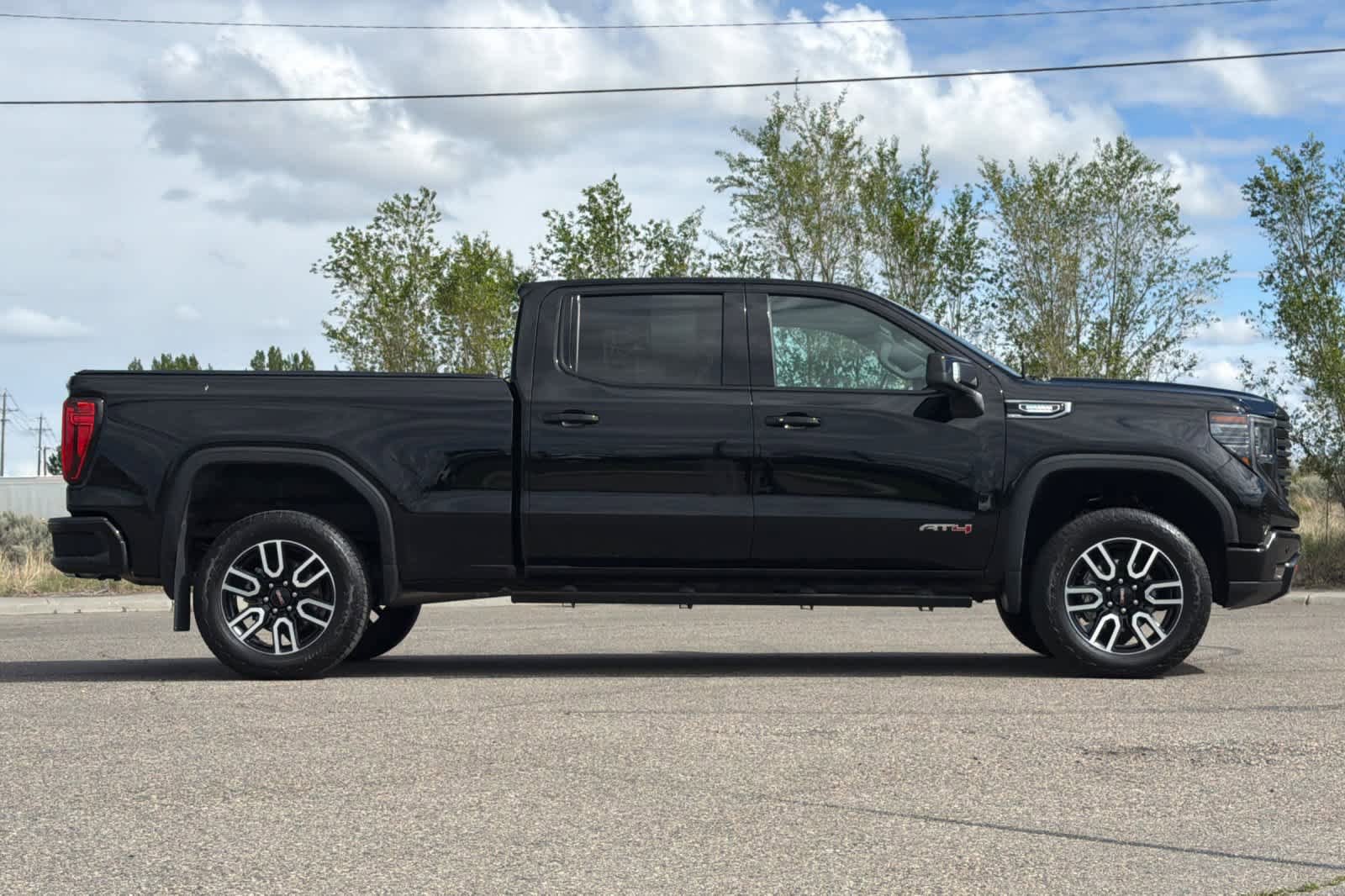 Used 2025 GMC Sierra 1500 AT4 w/ Technology Package AWD/4WD image 8