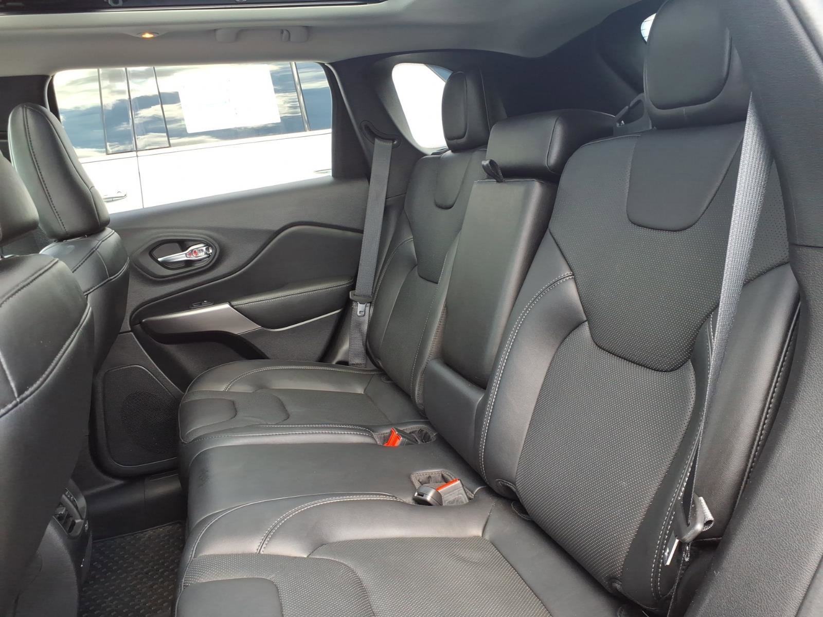 Used 2021 Jeep Cherokee Latitude Lux w/ Sun & Sound Group AWD/4WD image 9