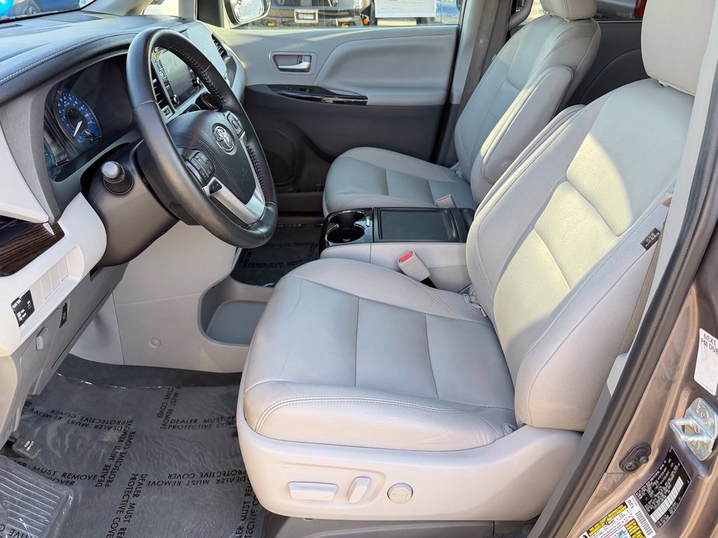 Used 2020 Toyota Sienna XLE FWD image 16