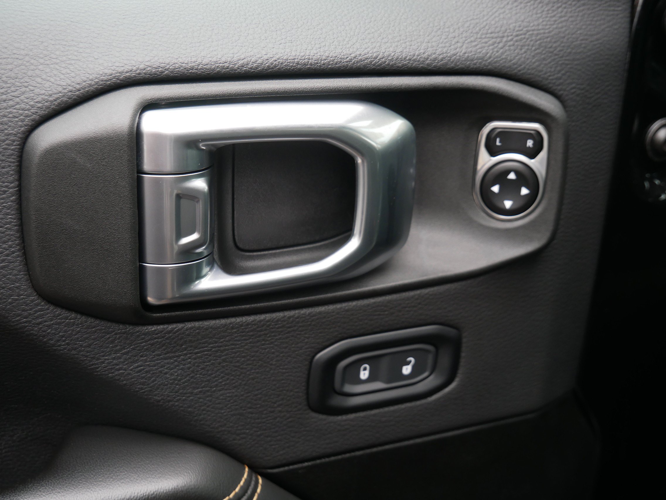 Used 2024 Jeep Wrangler Unlimited Sahara AWD/4WD image 8