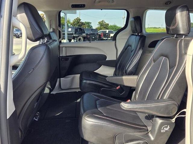 Used 2023 Chrysler Pacifica Touring-L FWD image 6