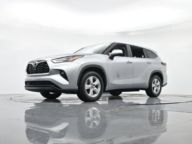 Used 2025 Toyota Highlander LE FWD image 34