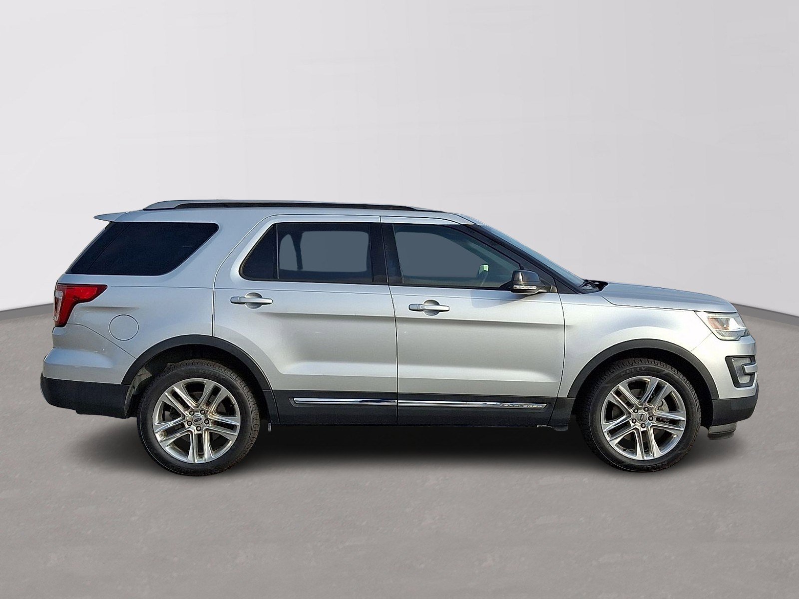Certified 2017 Ford Explorer XLT w/ Equipment Group 202A AWD/4WD image 7