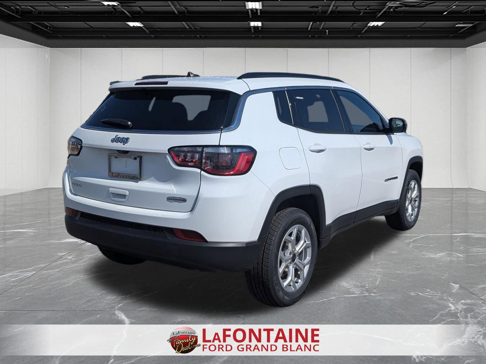Used 2025 Jeep Compass Latitude w/ Sun & Sound Group AWD/4WD image 5