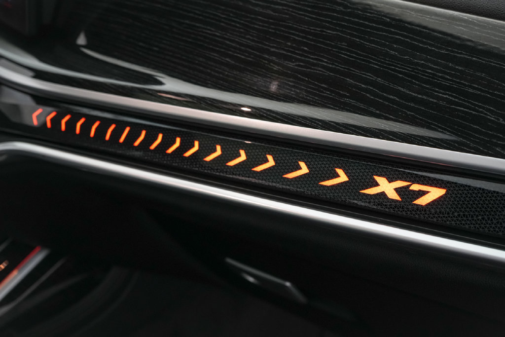 Used 2024 BMW X7 xDrive40i w/ M Sport Package AWD/4WD image 43