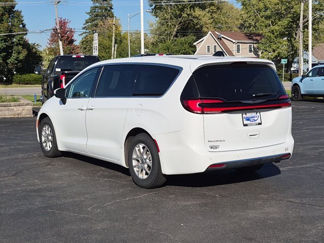 Used 2023 Chrysler Pacifica Touring-L FWD image 7