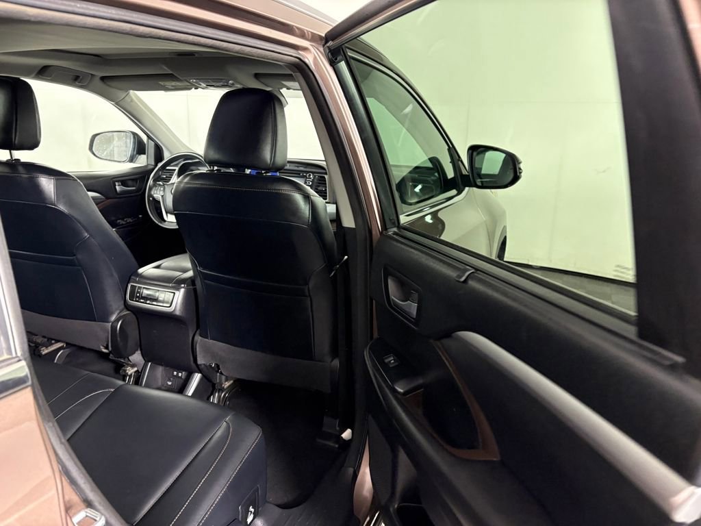 Used 2017 Toyota Highlander XLE image 36