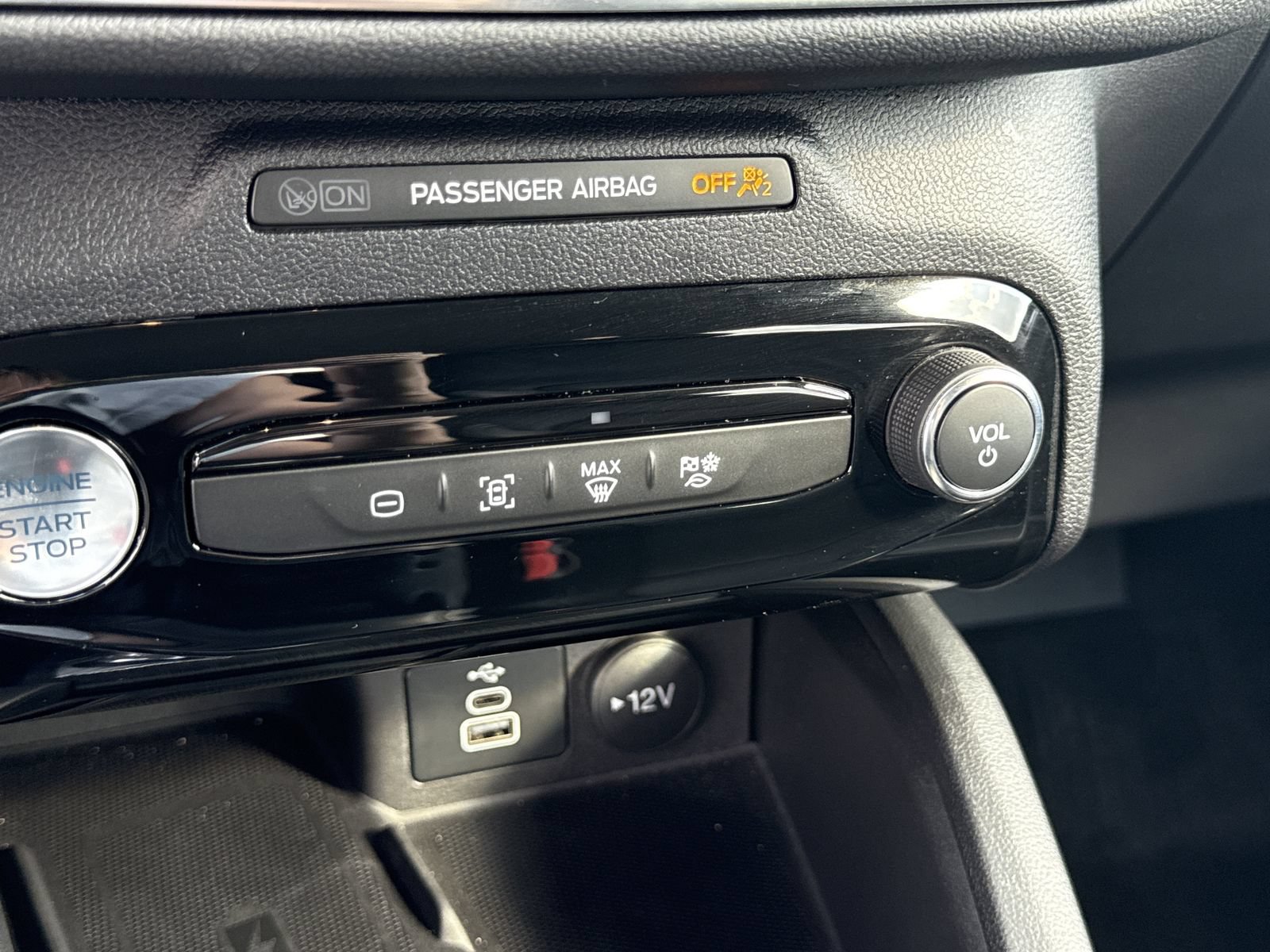 Certified 2025 Ford Escape Platinum FWD image 30