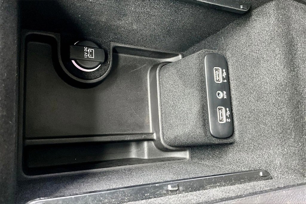 Used 2022 Chrysler 300 Touring w/ Sport Appearance Package image 32