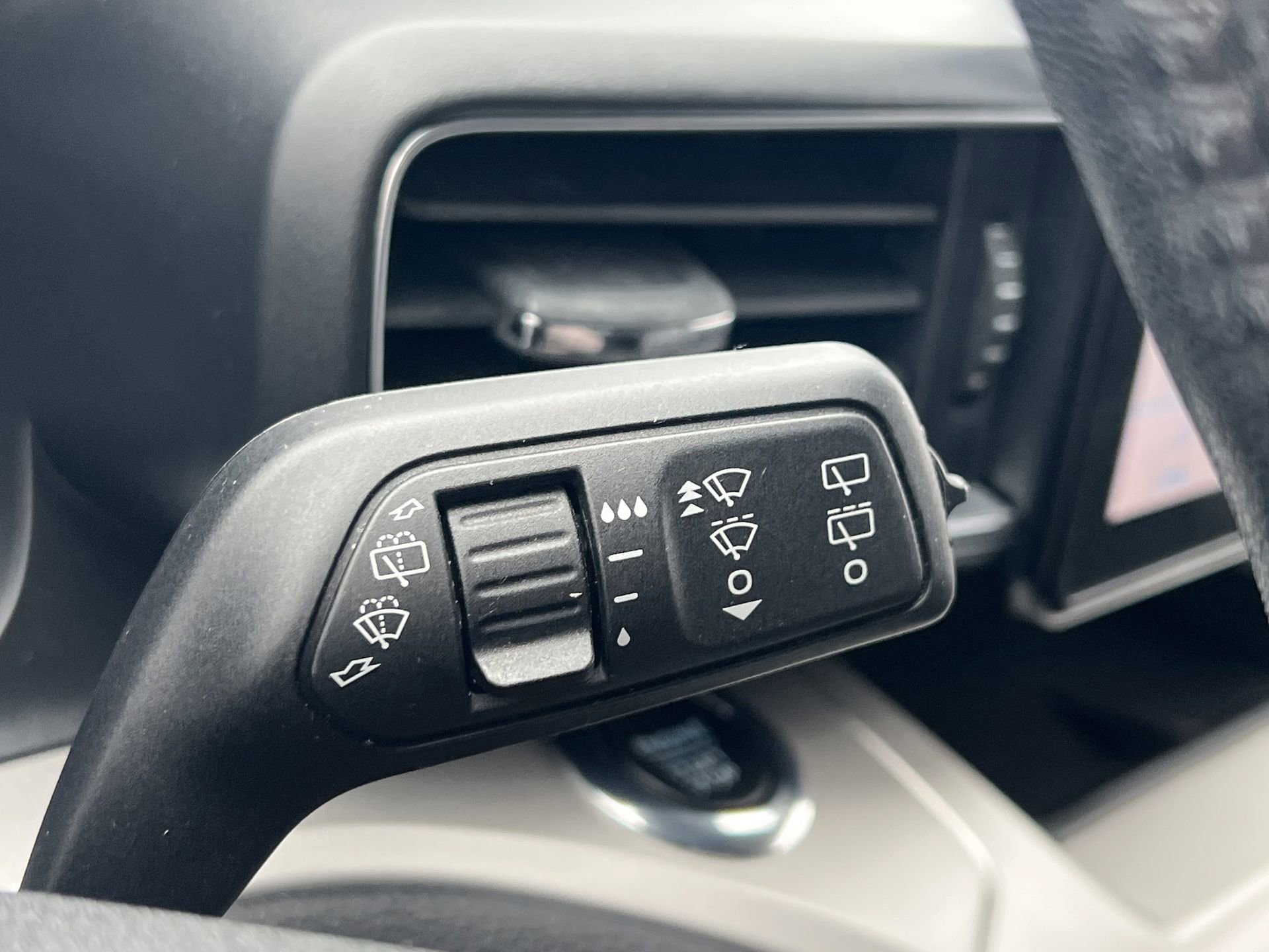 Certified 2022 Ford Explorer XLT w/ Equipment Group 202A image 15