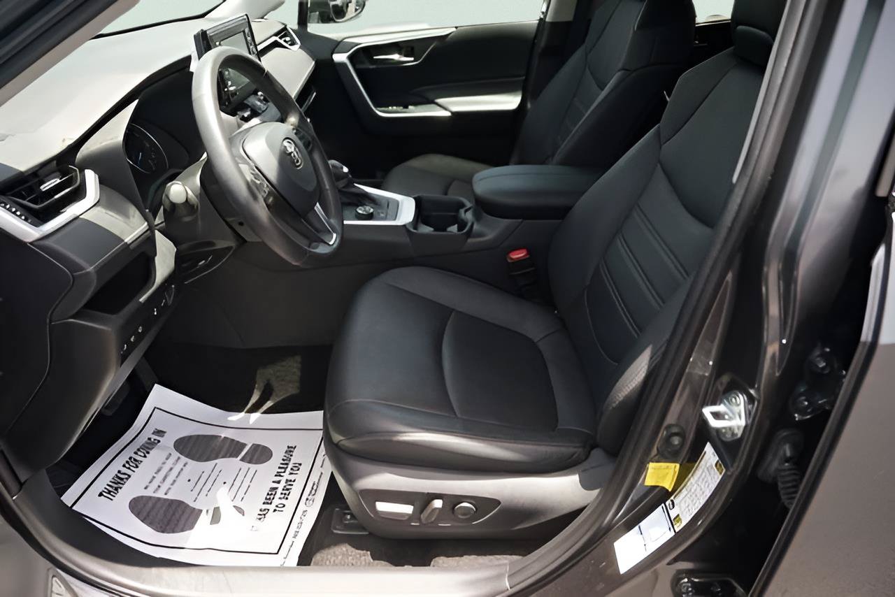 Used 2021 Toyota RAV4 XLE Premium AWD/4WD image 9