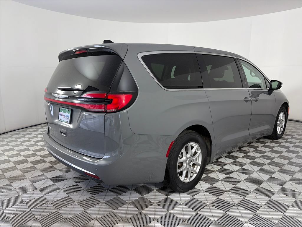 Used 2023 Chrysler Pacifica Touring-L FWD image 5