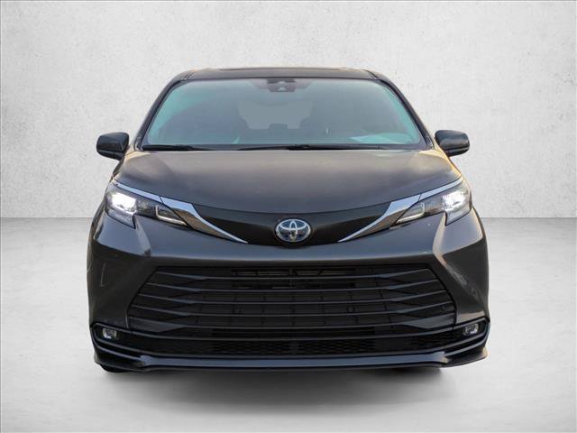 Used 2025 Toyota Sienna XLE AWD/4WD image 2