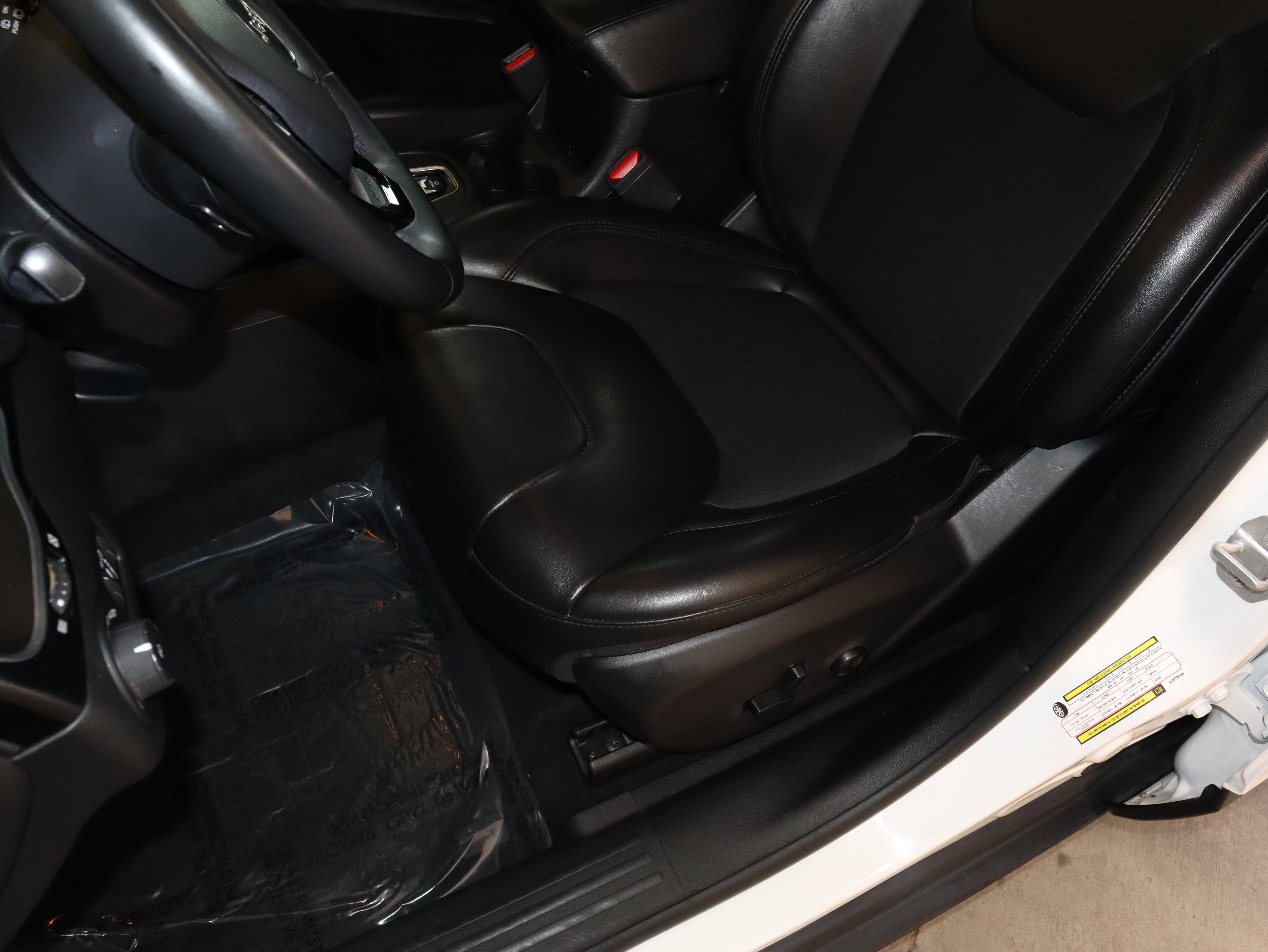 Used 2019 Jeep Cherokee Latitude Plus FWD image 33