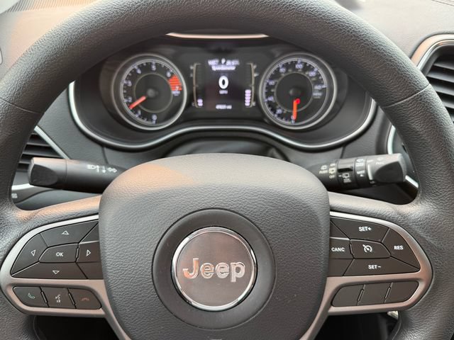 Used 2019 Jeep Cherokee Latitude w/ Popular Appearance Group FWD image 17