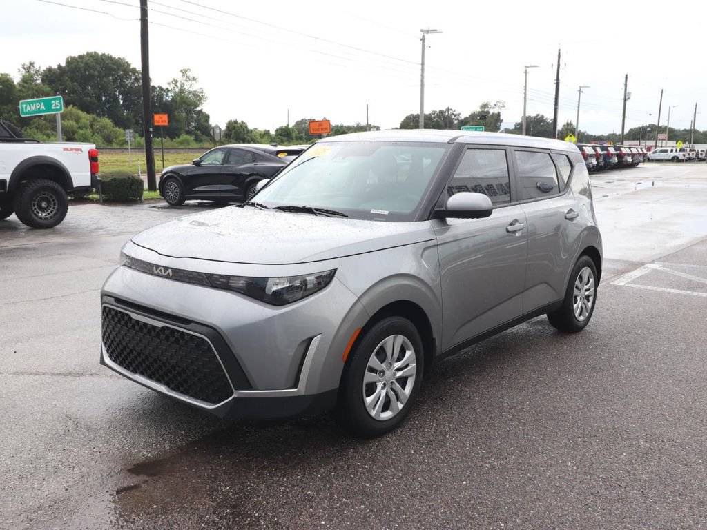 Used 2025 Kia Soul LX FWD image 3