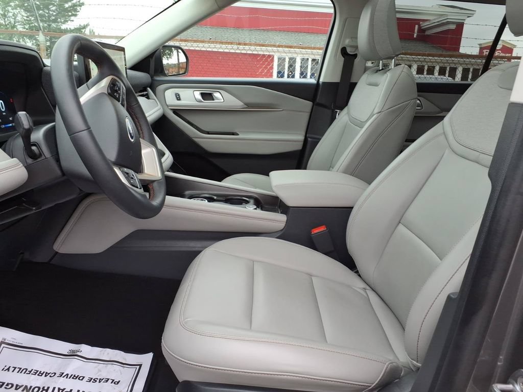 Certified 2025 Ford Explorer Active w/ Active Comfort Package AWD/4WD image 16