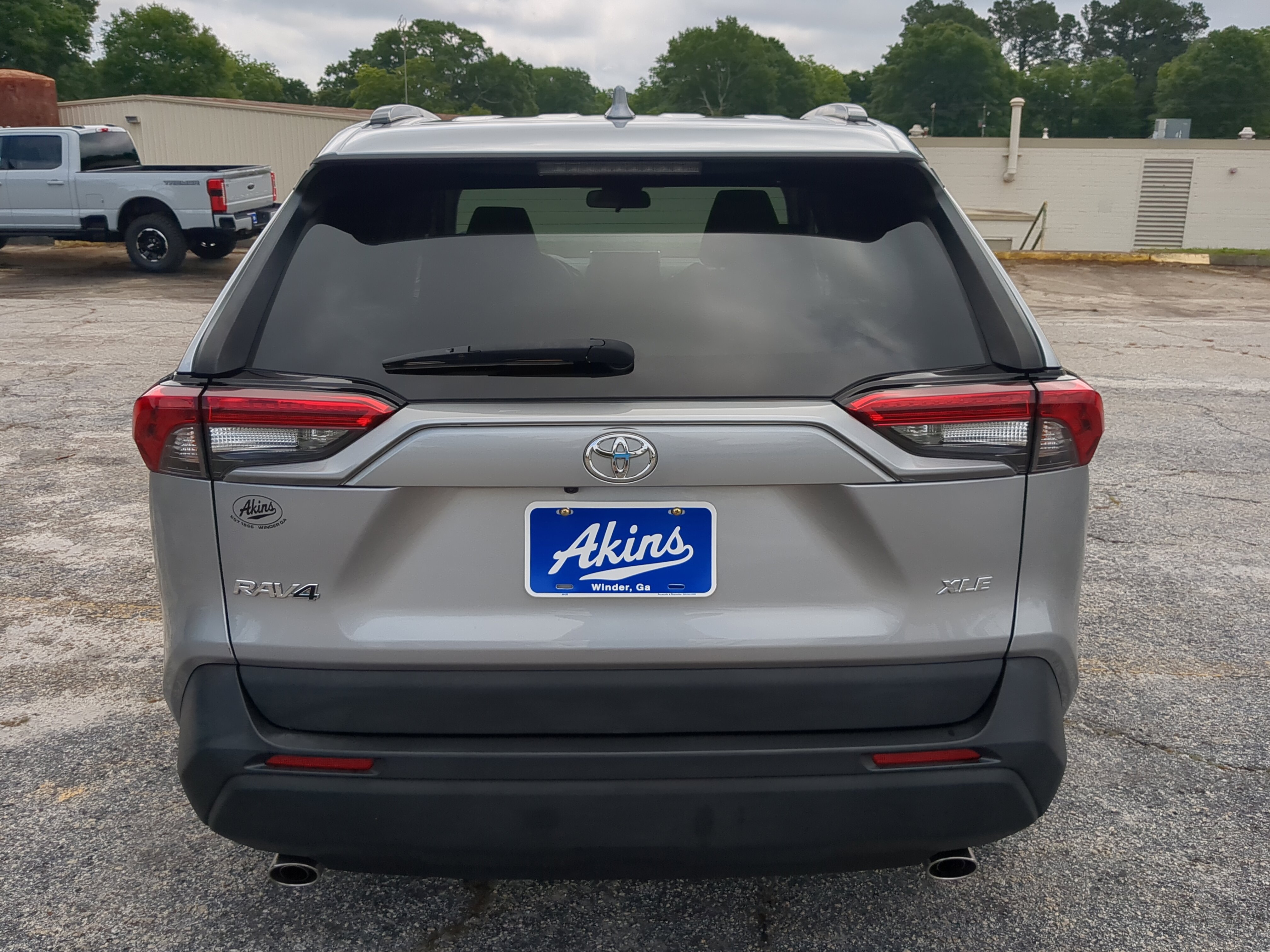 Used 2021 Toyota RAV4 XLE w/ Convenience Package FWD image 4