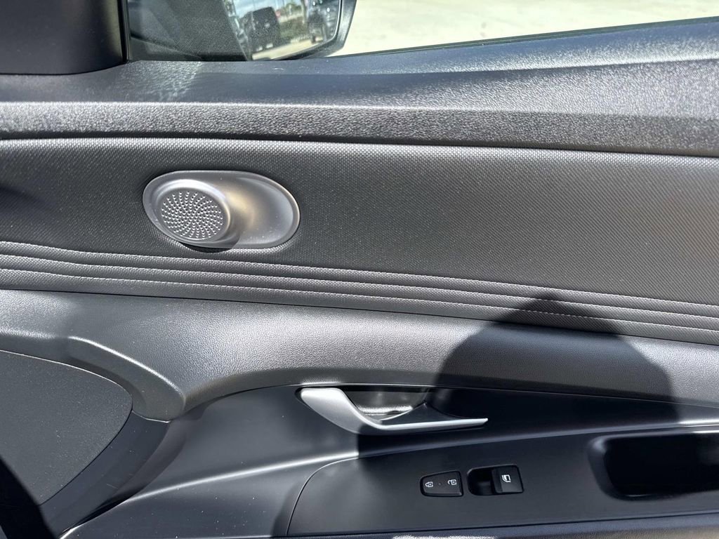 Used 2022 Hyundai Elantra Limited image 18