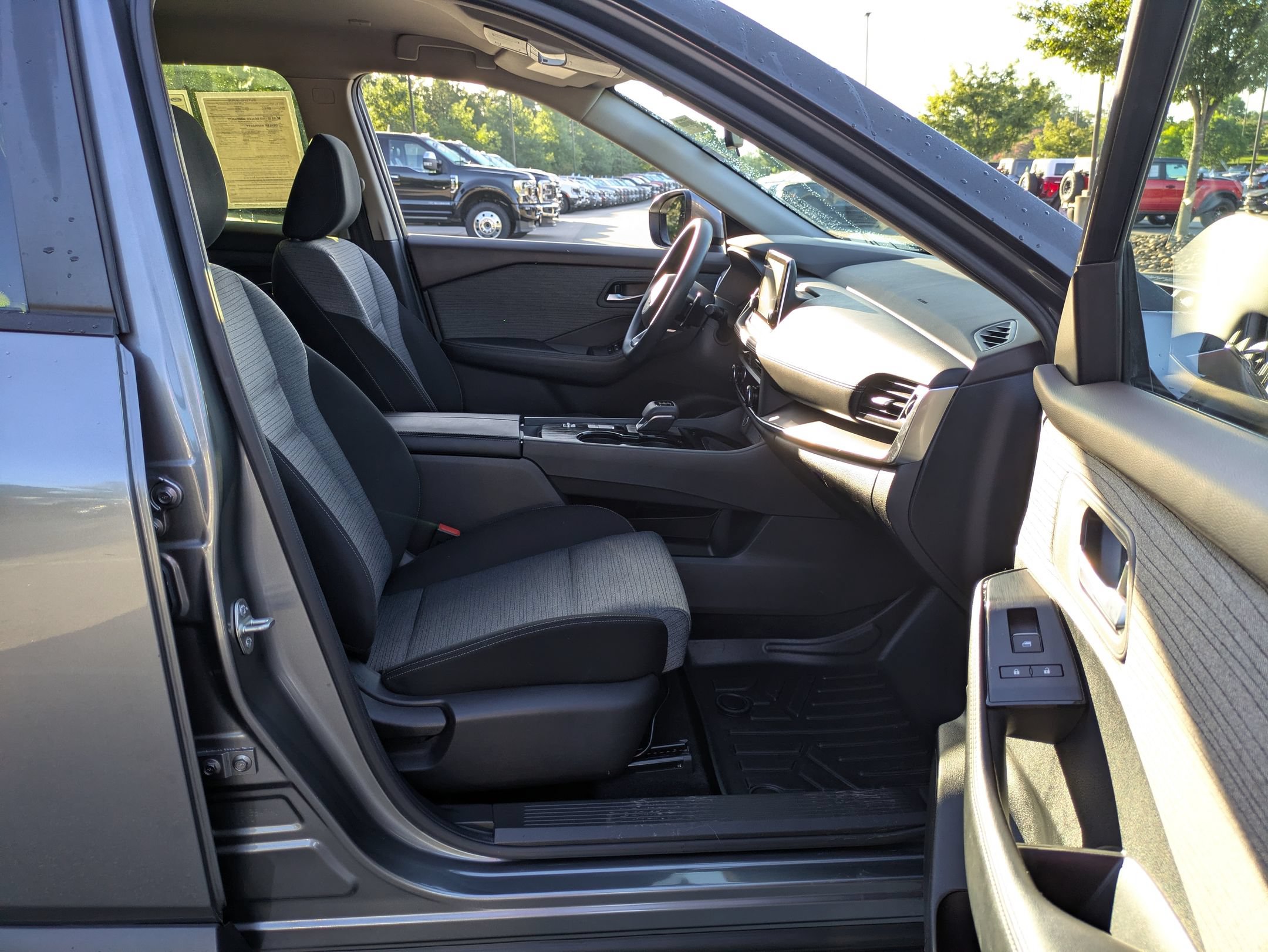 Used 2023 Nissan Rogue SV FWD image 37