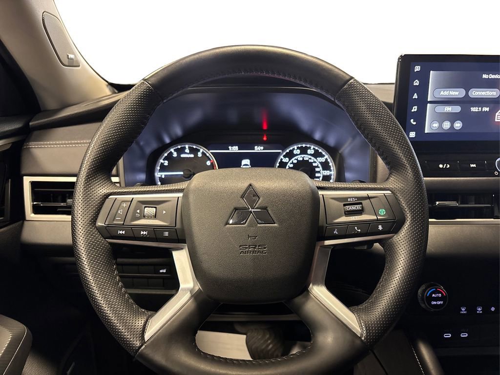 Used 2025 Mitsubishi Outlander SE image 28