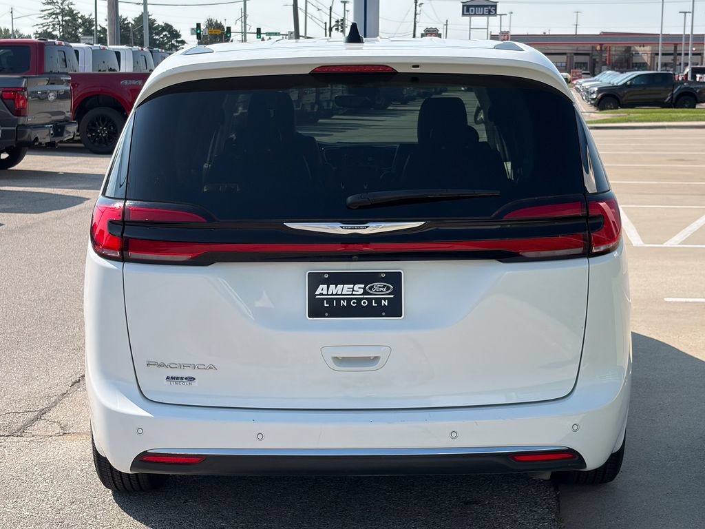 Used 2024 Chrysler Pacifica Touring-L FWD image 5