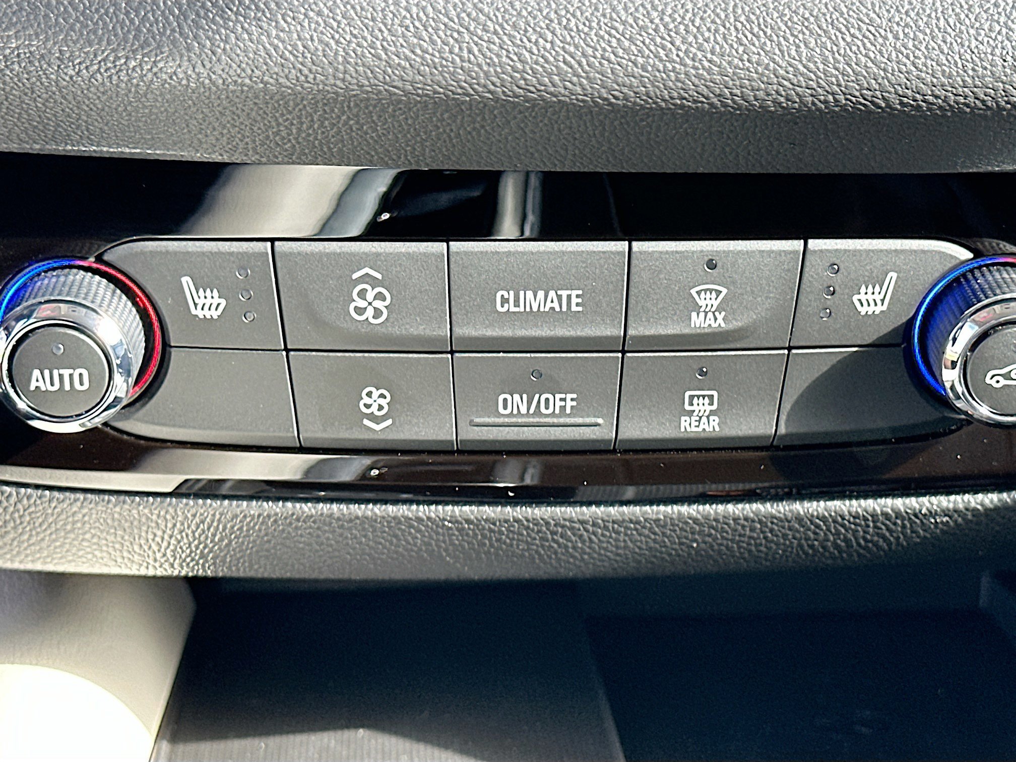 Used 2023 Buick Enclave Essence image 19