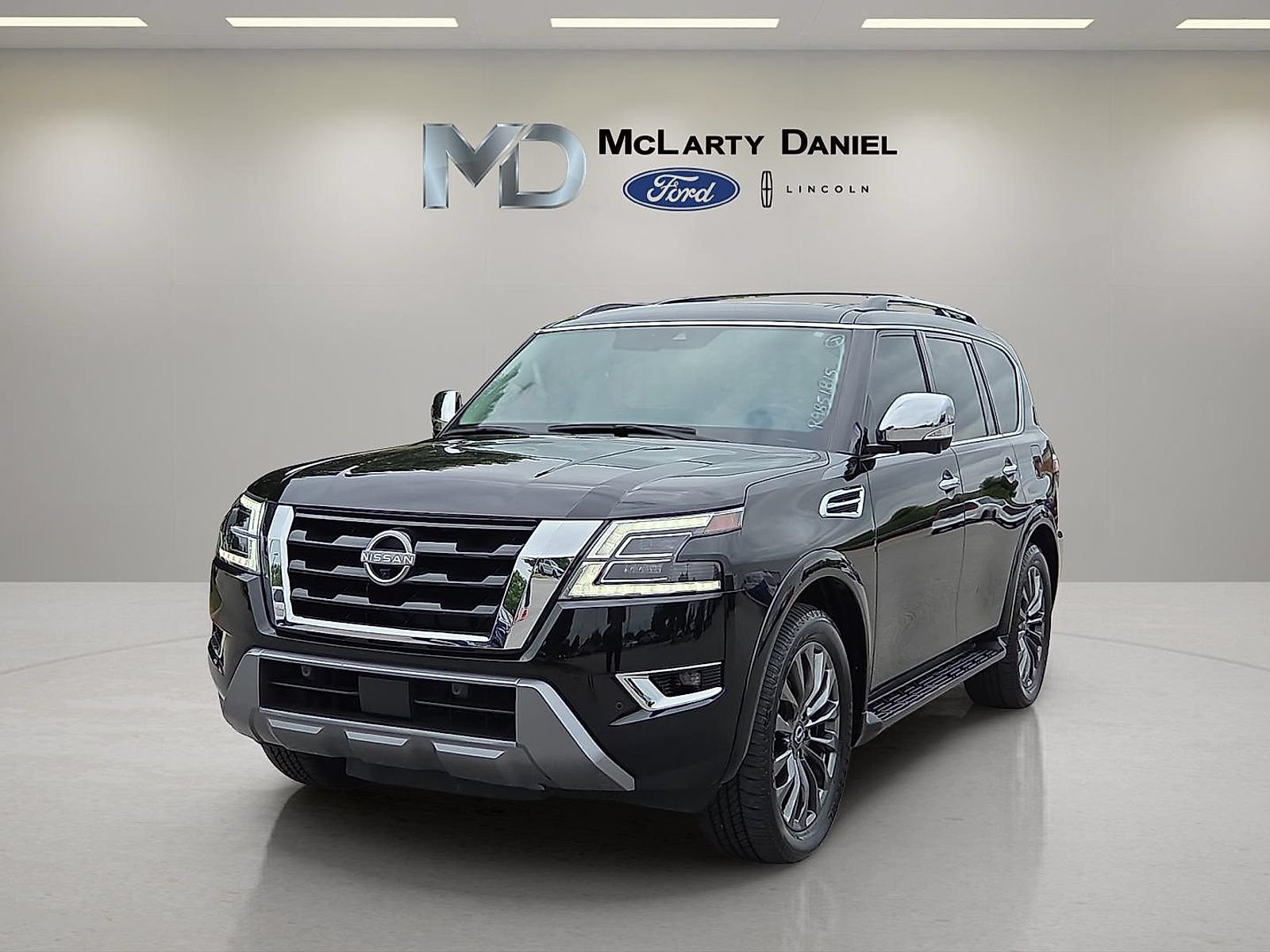 Used 2024 Nissan Armada Platinum w/ Captain's Chairs Package AWD/4WD image 2