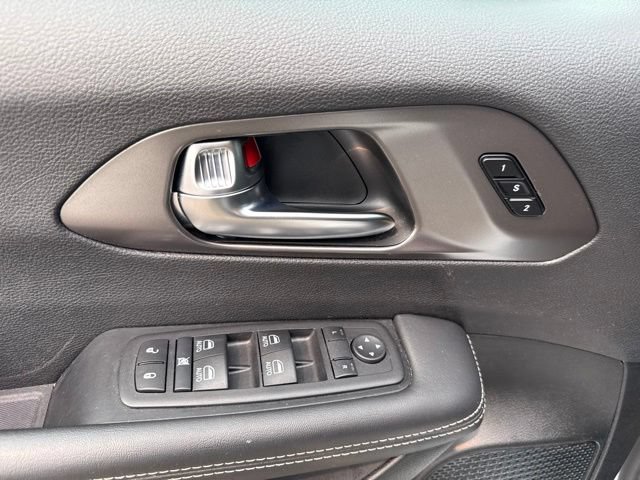 Used 2025 Chrysler Pacifica Select FWD image 15