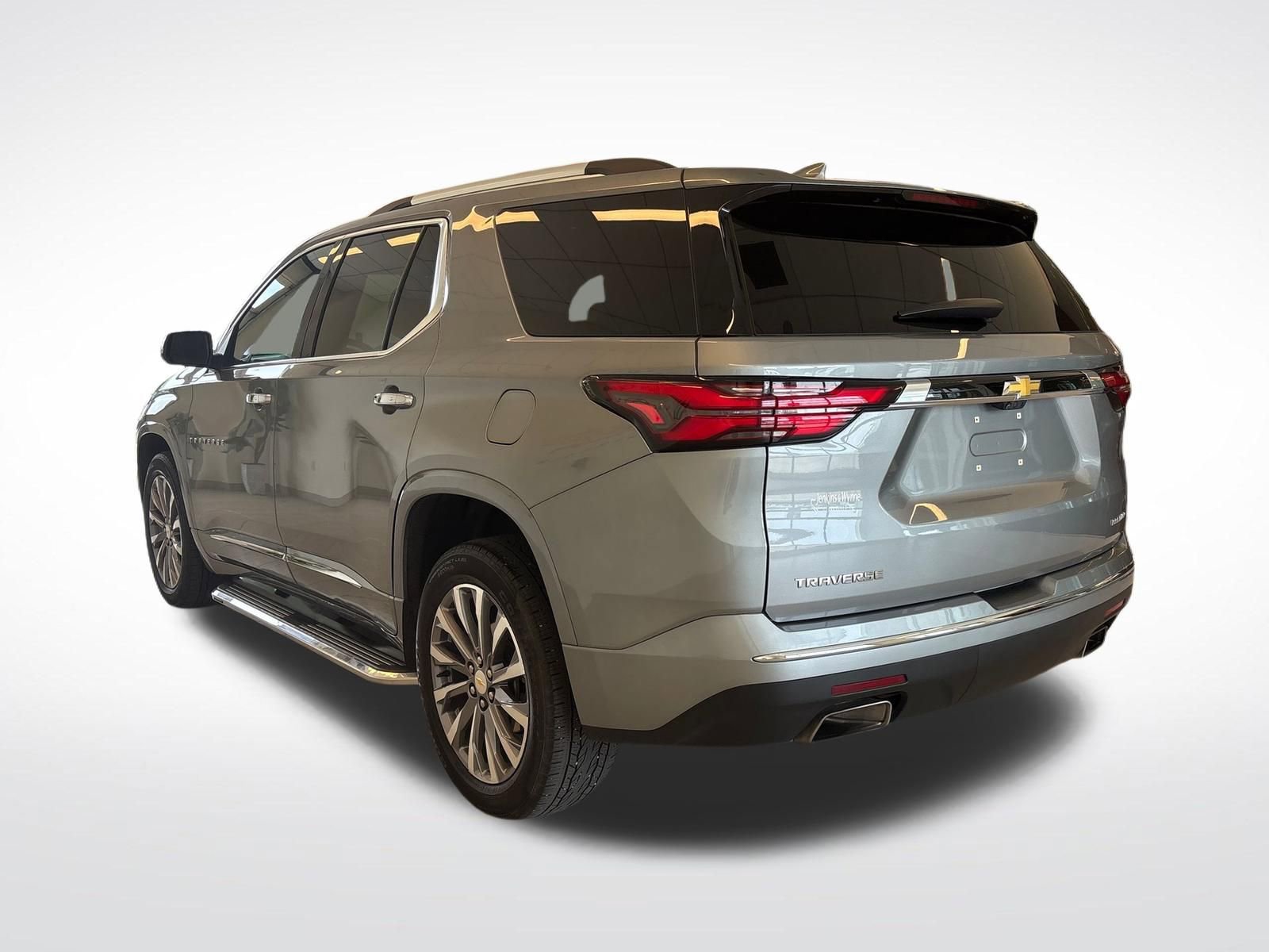 Used 2023 Chevrolet Traverse Premier FWD image 2