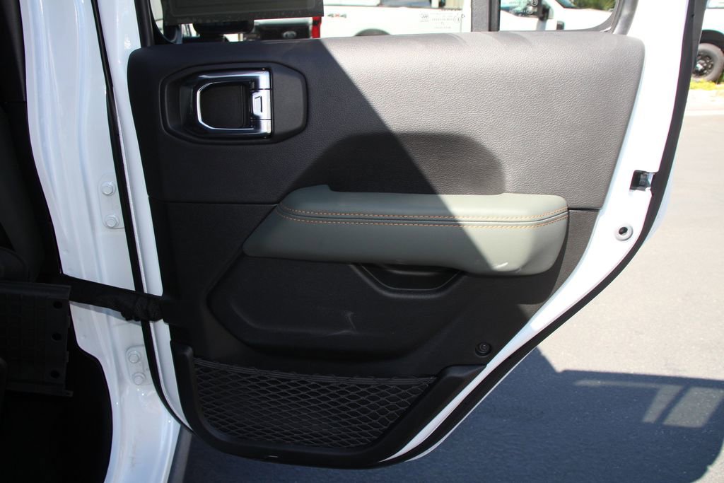 Used 2025 Jeep Gladiator Mojave AWD/4WD image 25