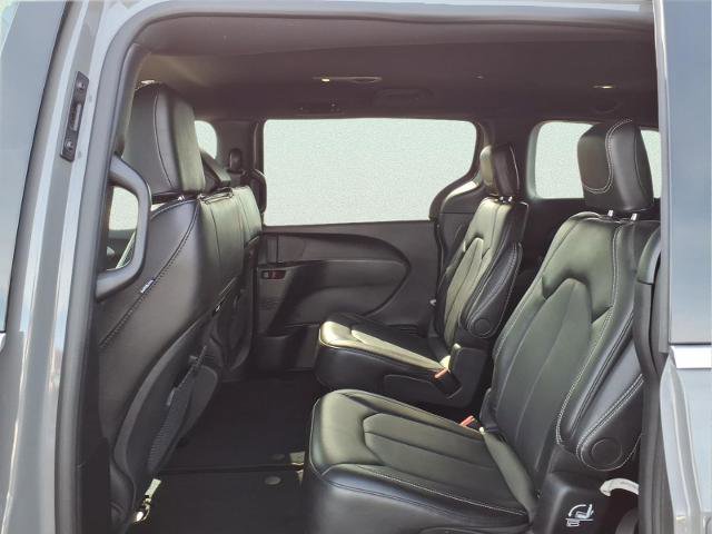 Used 2025 Chrysler Pacifica Select image 10