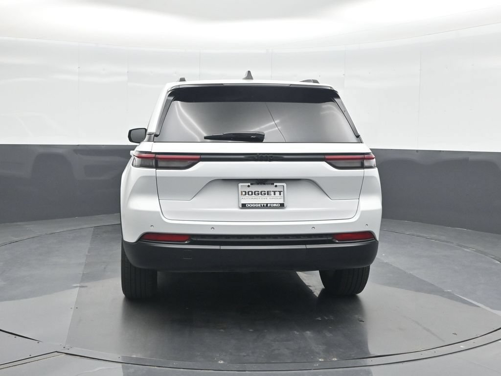 Used 2025 Jeep Grand Cherokee Altitude RWD image 17