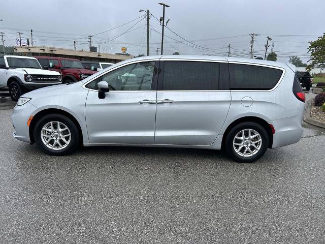 Used 2023 Chrysler Pacifica Touring-L FWD image 7