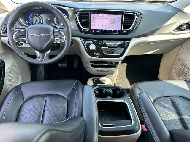 Used 2024 Chrysler Pacifica Touring-L FWD image 12