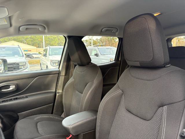 Used 2023 Jeep Renegade Latitude w/ Premium Group image 15