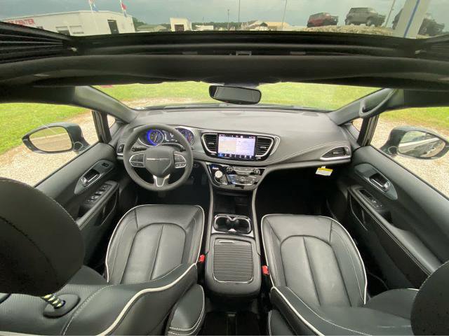Used 2026 Chrysler Pacifica Limited FWD image 24