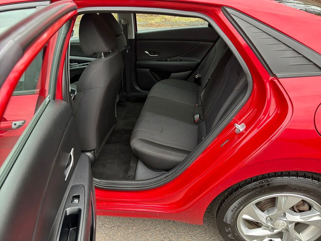 Used 2021 Hyundai Elantra SE w/ Cargo Package image 16