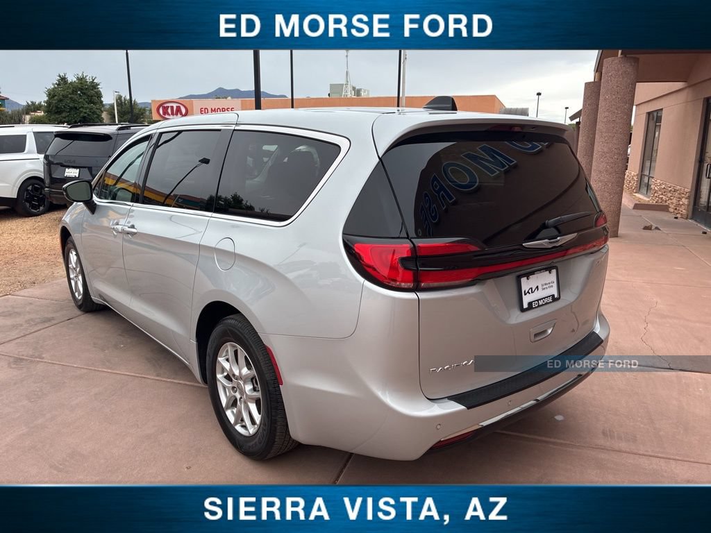 Used 2024 Chrysler Pacifica Touring-L FWD image 7