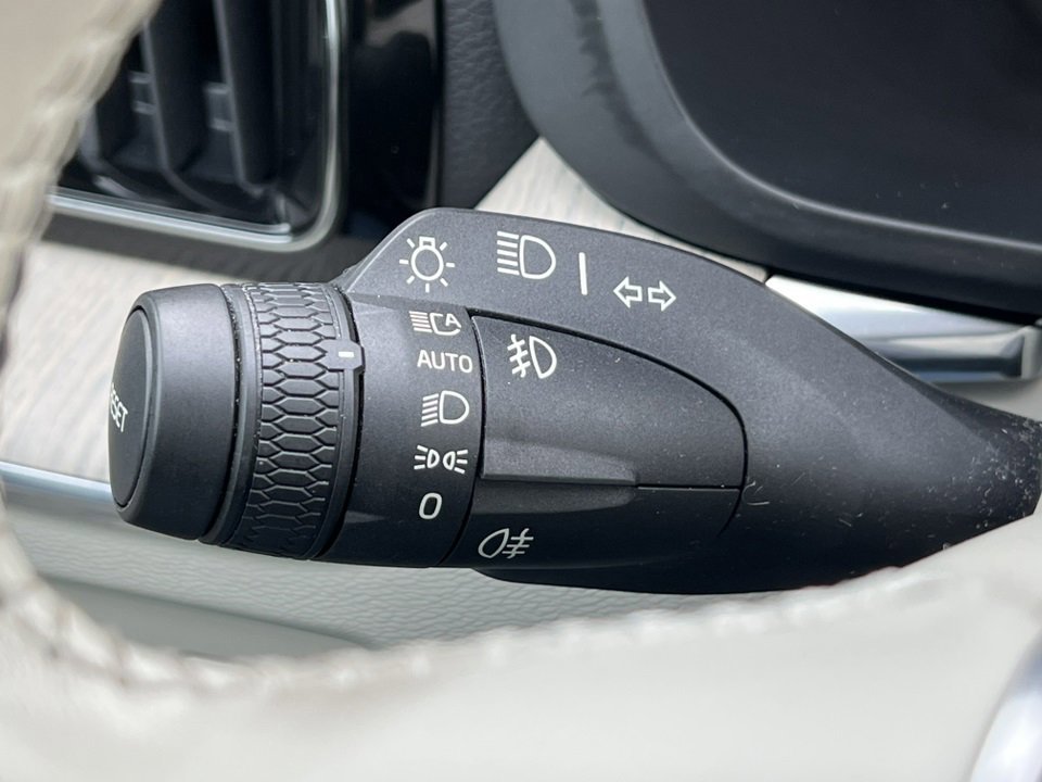 Used 2022 Volvo XC60 B5 Inscription image 22